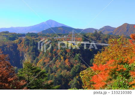 秋の九重夢大吊橋と渓谷(大分県九重町) 秋の九重夢大吊橋と渓谷(大分県九重町) 133210380