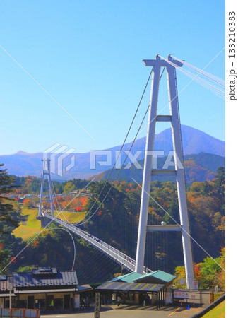 秋の九重夢大吊橋(大分県九重町・縦構図) 秋の九重夢大吊橋(大分県九重町・縦構図) 133210383