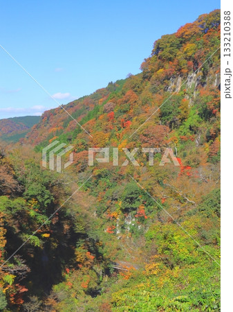 秋の九酔渓（大分県九重町・縦構図） 133210388