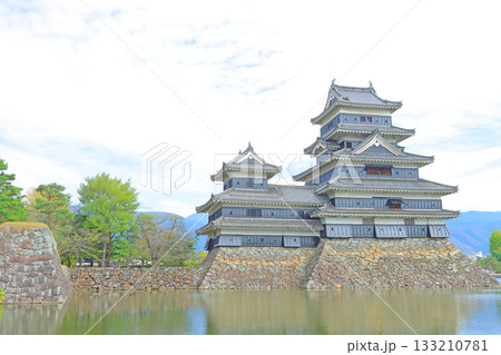 長野県松本市、国宝松本城の風景 133210781