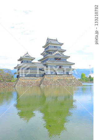 長野県松本市、国宝松本城の風景 133210782