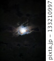 雲の切れ間に月を垣間見る秋の夜 133210997