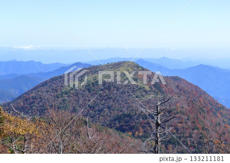 赤帽子山の山容　秋　（徳島県　丸笹山山頂より） 133211181