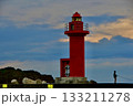 赤い灯台と釣り人(ウトロ港/斜里郡斜里町) 133211278