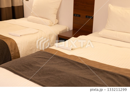 夜のホテルのツインルーム 133211299