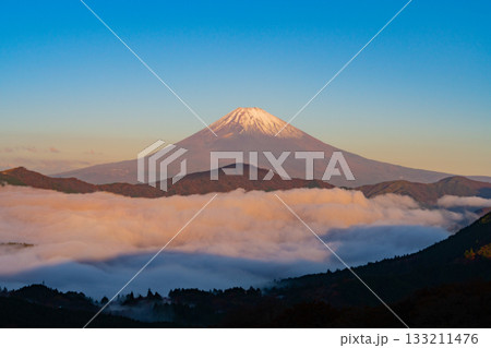 【神奈川県】紅葉期の箱根大観山から、芦ノ湖の雲海と富士山 【神奈川県】紅葉期の箱根大観山から、芦ノ湖の雲海と富士山 133211476
