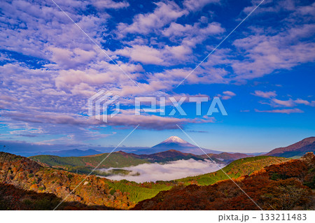 【神奈川県】紅葉期の箱根大観山から、芦ノ湖の雲海と富士山 133211483