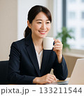 コーヒーブレイクをとる女性ビジネスパーソン（Businesswoman Taking a Coffe 133211544