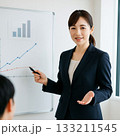 グラフを使って説明する女性ビジネスパーソン（Businesswoman Explaining Gra 133211545
