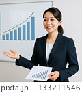 成長を示すプレゼンを行う女性ビジネスパーソン（Businesswoman Presenting Gr 133211546