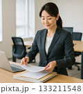 書類を整理する女性ビジネスパーソン（Businesswoman Organizing Documen 133211548