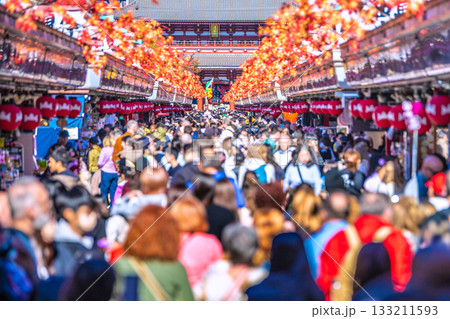 日本の東京都市景観11月17日…インバウンド続く…まるで異国…外国人の団体観光客も続々＝浅草寺 133211593
