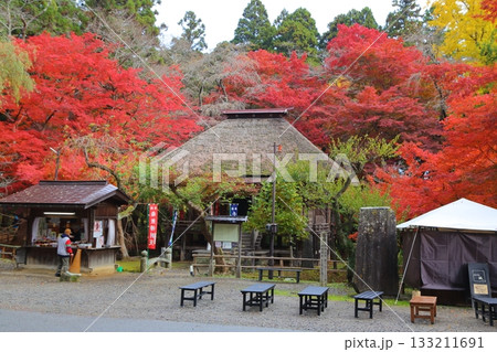 鮮やかな紅葉に包まれる中尊寺弁財天堂 鮮やかな紅葉に包まれる中尊寺弁財天堂 133211691