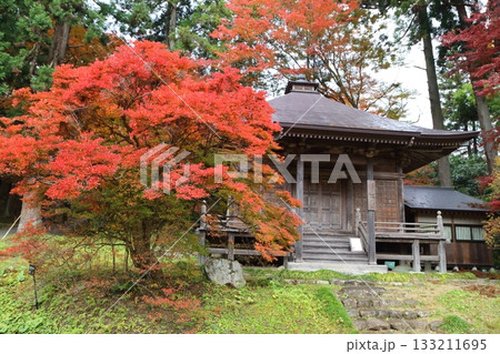 紅葉に包まれた中尊寺釈迦堂 紅葉に包まれた中尊寺釈迦堂 133211695