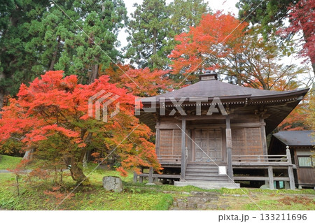 紅葉に包まれた中尊寺釈迦堂 紅葉に包まれた中尊寺釈迦堂 133211696