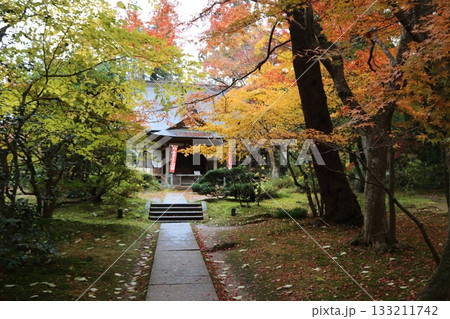 紅葉に包まれる中尊寺境内の大長寿院 紅葉に包まれる中尊寺境内の大長寿院 133211742