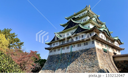 秋晴れの青空に映える紅葉の名古屋城天守閣〈愛知県名古屋市〉 133212047