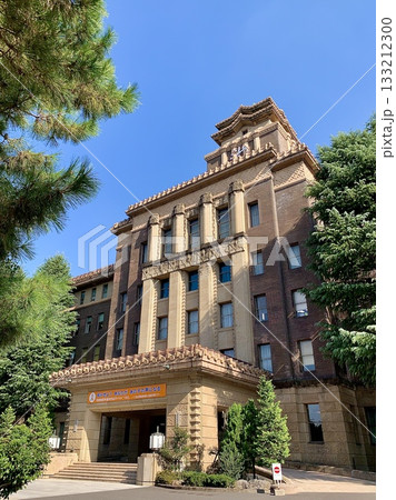 秋晴れの青空に聳え立つ名古屋市役所本庁舎を見上げる〈愛知県名古屋市〉 秋晴れの青空に聳え立つ名古屋市役所本庁舎を見上げる〈愛知県名古屋市〉 133212300