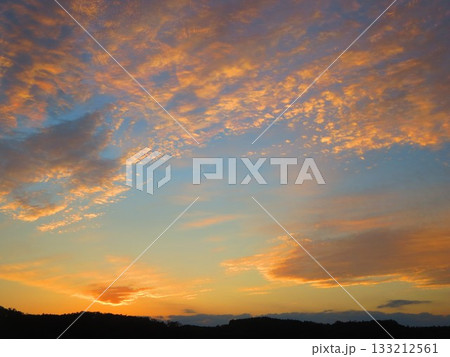 夕暮れの美しい自然の光景 夕暮れの美しい自然の光景 133212561