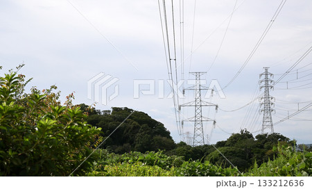 山の上にある送電塔 山の上にある送電塔 133212636