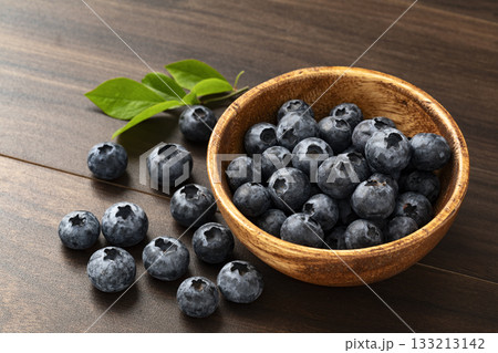 木の器に盛ったブルーベリー 133213142