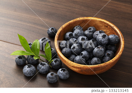 木の器に盛ったブルーベリー 木の器に盛ったブルーベリー 133213145