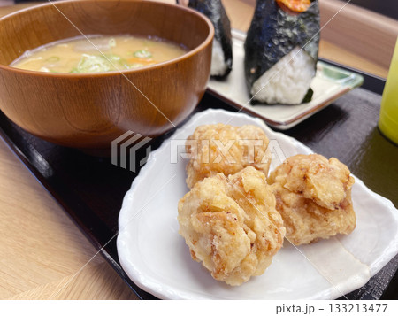 唐揚げとおにぎりと豚汁の定食 ボリューム満点のランチ 133213477