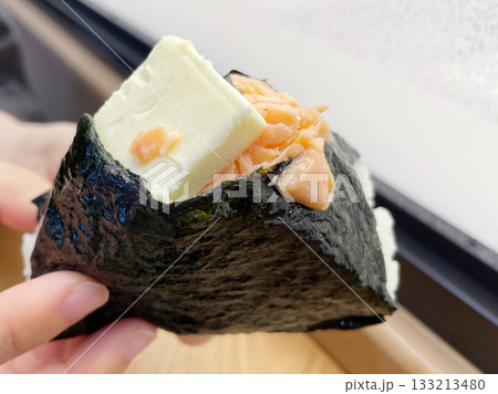 銀鮭バターおにぎり 133213480