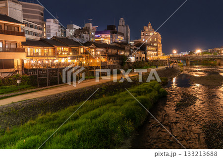 《京都府》鴨川の夜景・京都の街並み 《京都府》鴨川の夜景・京都の街並み 133213688
