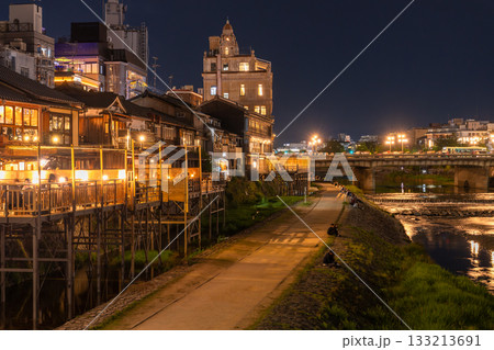 《京都府》鴨川の夜景・京都の街並み 133213691