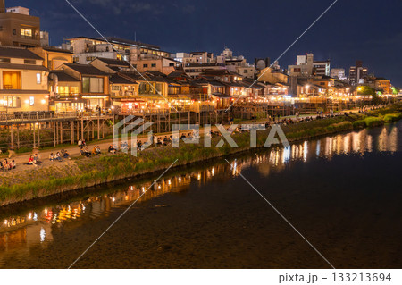 《京都府》鴨川の夜景・京都の街並み 133213694