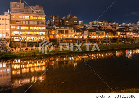 《京都府》鴨川の夜景・京都の街並み 《京都府》鴨川の夜景・京都の街並み 133213696