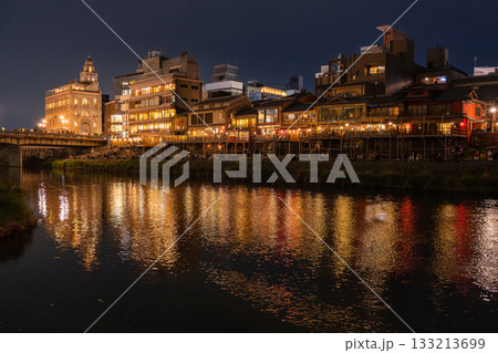 《京都府》鴨川の夜景・京都の街並み 133213699