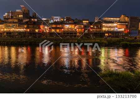 《京都府》鴨川の夜景・京都の街並み 133213700