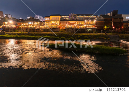 《京都府》鴨川の夜景・京都の街並み 《京都府》鴨川の夜景・京都の街並み 133213701