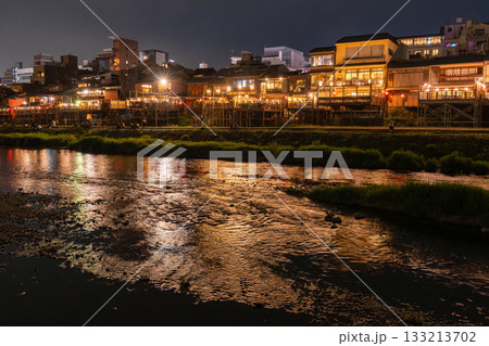 《京都府》鴨川の夜景・京都の街並み 133213702