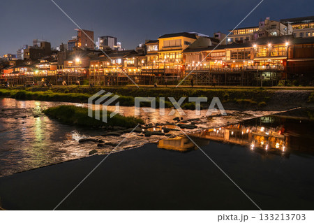 《京都府》鴨川の夜景・京都の街並み 133213703