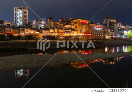 《京都府》鴨川の夜景・京都の街並み 133213704