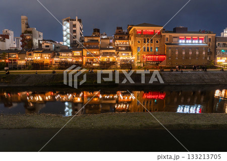 《京都府》鴨川の夜景・京都の街並み 133213705