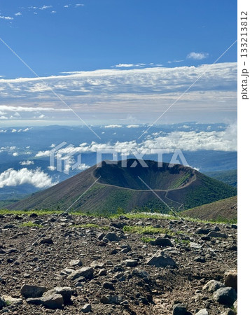 青空に包まれる、火口を望む感動の山頂風 青空に包まれる、火口を望む感動の山頂風 133213812