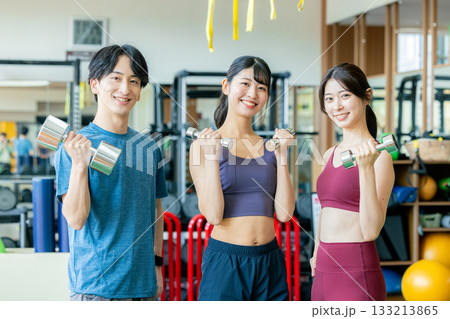 スポーツジムで筋トレする男女 スポーツジムで筋トレする男女 133213865