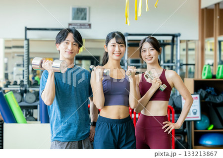 スポーツジムで筋トレする男女 133213867