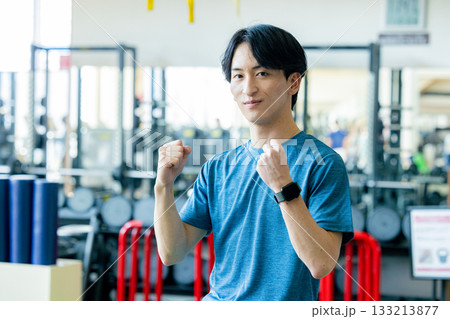 トレーニングジム　若い男性 133213877