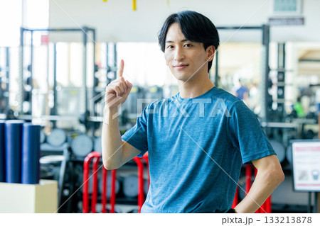 トレーニングジム　若い男性 133213878