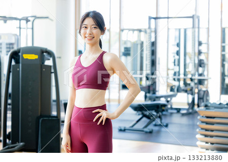 トレーニングジムでトレーニングをする女性 133213880
