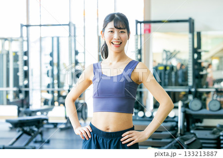 トレーニングジムでトレーニングをする女性 133213887