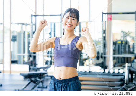 トレーニングジムでトレーニングをする女性 トレーニングジムでトレーニングをする女性 133213889