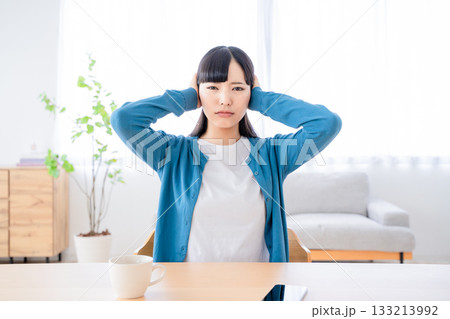 耳を塞ぐ若い女性 耳を塞ぐ若い女性 133213992