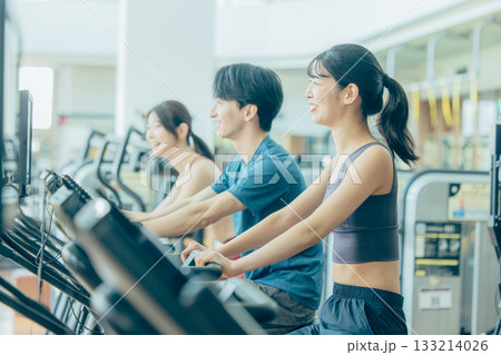 スポーツジムでアップライトバイクを使う男女 スポーツジムでアップライトバイクを使う男女 133214026