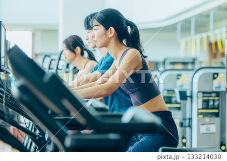 スポーツジムでアップライトバイクを使う男女 スポーツジムでアップライトバイクを使う男女 133214030